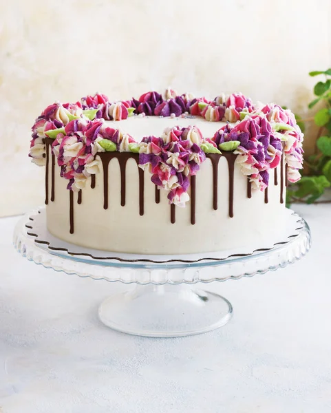 Pastel festivo con flores de crema hortensia sobre un fondo claro — Foto de Stock