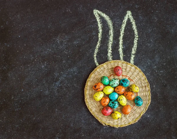 Oeufs colorés de Pâques sur fond noir, concept Pâques — Photo