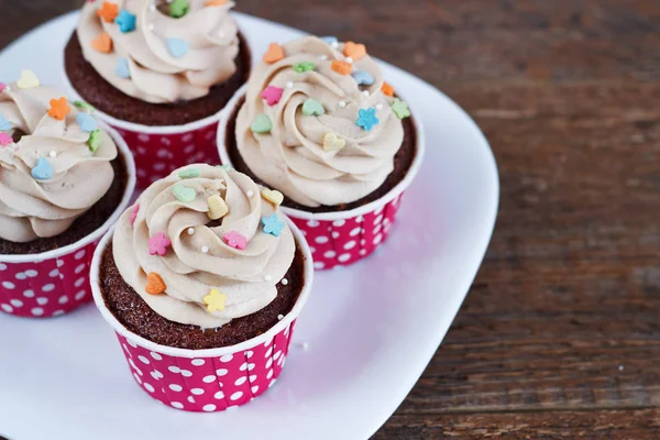 Cupcakes de chocolate decorados com corações de rosa creme — Fotografia de Stock