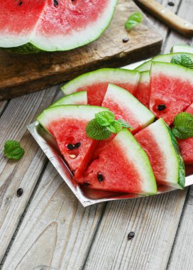 Bir metal kase ahşap arka plan taze dilimlenmiş karpuz