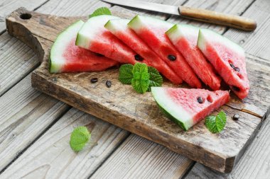 Bir metal kase ahşap arka plan taze dilimlenmiş karpuz