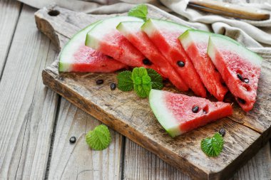 Bir metal kase ahşap arka plan taze dilimlenmiş karpuz