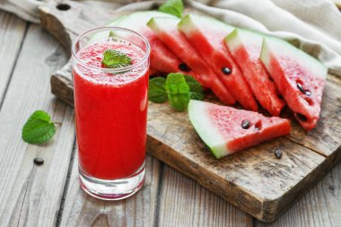 Karpuz güler yüzlü ahşap zemin üzerinde ve sağlıklı size