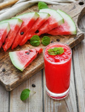 Karpuz güler yüzlü ahşap zemin üzerinde ve sağlıklı size