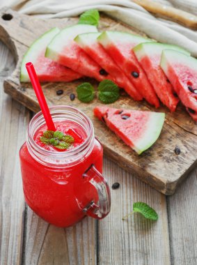 Karpuz güler yüzlü ahşap zemin üzerinde ve sağlıklı size