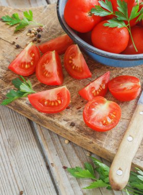 kırmızı domates maydanoz ile ahşap bir gemide. ülke stil