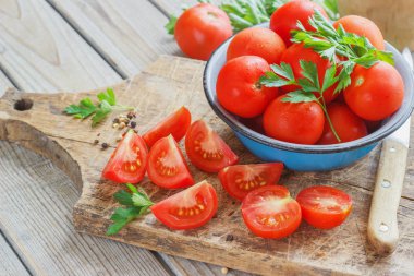 kırmızı domates maydanoz ile ahşap bir gemide. ülke stil