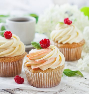 Hassas vanilyalı kek krem ve Beyaz ahşap zemin üzerinde ahududu