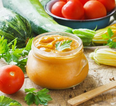 Squash maddeler tarafından çevrili bir cam kavanoza kabak yapıştırın