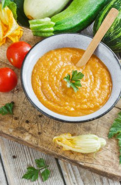 Squash havyar salça ve sarımsak ile