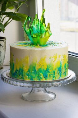 Pencere kenarında karamel süslemeli parlak bir tatil pastası.