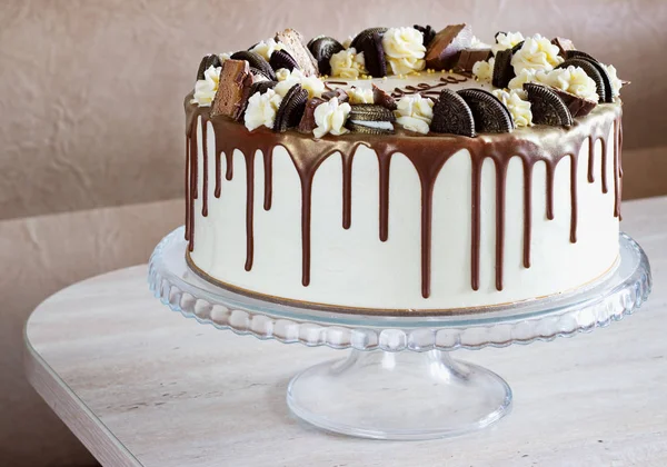 Pastel de vacaciones con chocolate en una mesa sobre un fondo claro —  Fotos de Stock