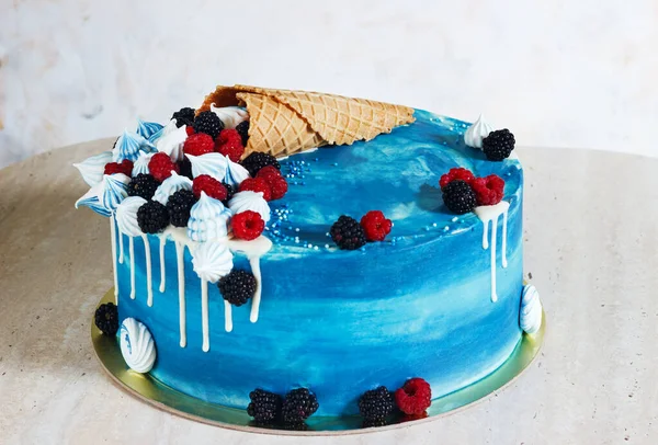 Pastel azul festivo con chocolate y bayas en un cuerno de gofre . — Foto de Stock