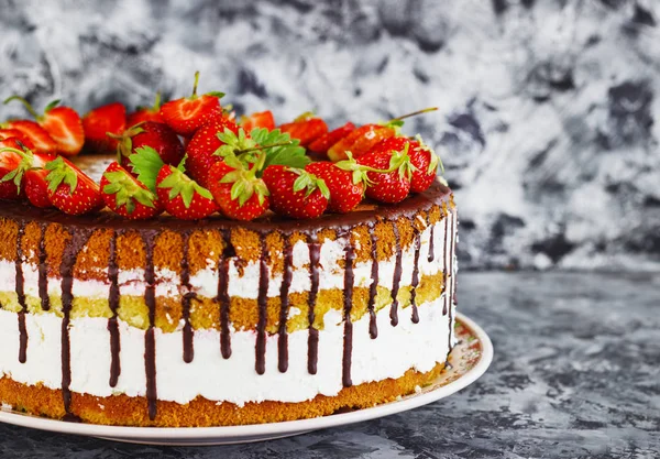 Strawberry cake, strawberry sponge cake with fresh strawberries on a dark background — Stock Photo, Image