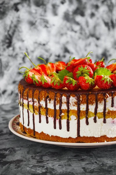 Strawberry cake, strawberry sponge cake with fresh strawberries on a dark background — Stock Photo, Image