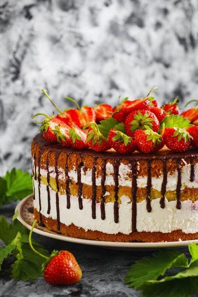 Strawberry cake, strawberry sponge cake with fresh strawberries on a dark background — Stock Photo, Image