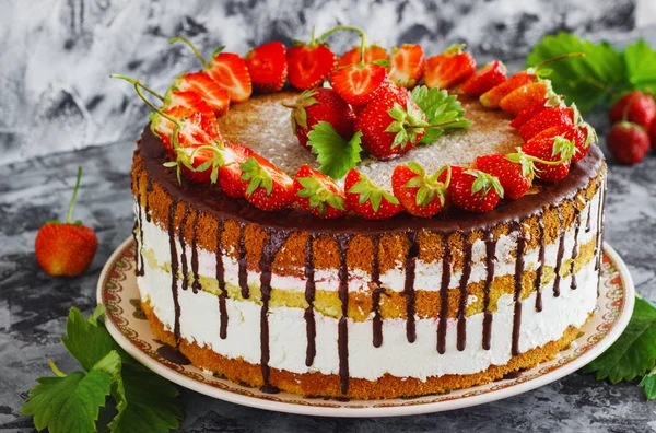 Strawberry cake, strawberry sponge cake with fresh strawberries on a dark background — Stock Photo, Image