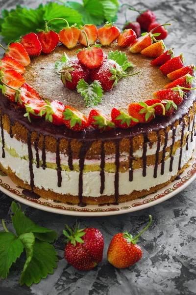 Strawberry cake, strawberry sponge cake with fresh strawberries on a dark background — Stock Photo, Image