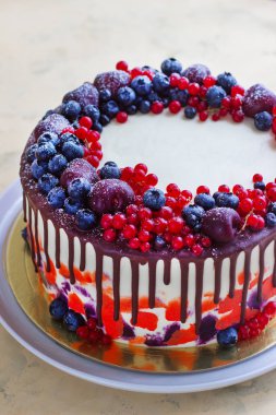 Böğürtlenli ve çikolatalı parlak bir pasta.