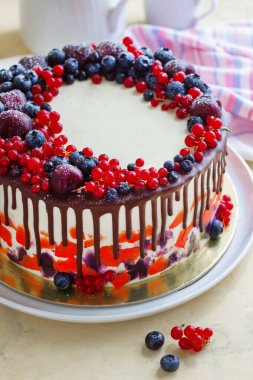 Böğürtlenli ve çikolatalı parlak bir pasta.