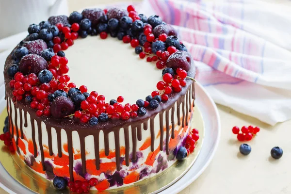 Bright festive cake with berries and chocolate on a white background — Stock Photo, Image