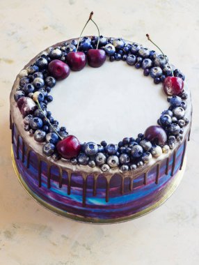 Böğürtlenli ve çikolatalı parlak mavi pasta. modern pasta