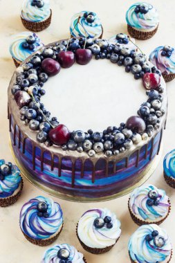 Böğürtlenli, çikolatalı, kremalı, çikolatalı, çikolatalı, çikolatalı...