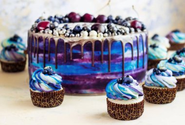 Böğürtlenli, çikolatalı, kremalı, çikolatalı, çikolatalı, çikolatalı...