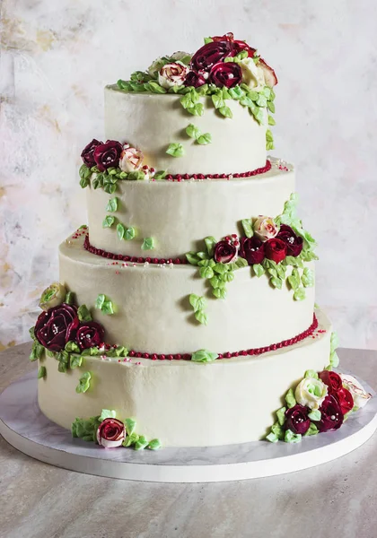 Feestelijke vier-level witte elegante taart met crème bloemen, bruidstaart, crème bloemen in de Maleisische techniek — Stockfoto