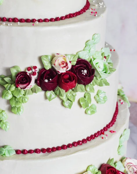 Pastel elegante blanco festivo de cuatro niveles con flores de crema, pastel de boda, flores de crema en la técnica malaya —  Fotos de Stock