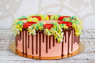 Doğum günü pastası çiçekli beyaz zemin üzerine gül