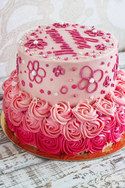 Uroczysty, różowy tort dla dziewczyny z kremowymi różami na jasnym tle — Zdjęcie stockowe