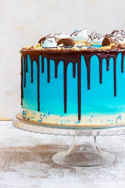 Deniz usulü mavi kremalı pasta. Hafif bir arka planda çikolatalı.
