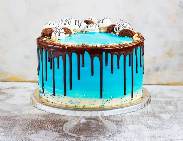 Kék krém torta tengeri stílusban, könnyű háttérrel, csokoládéval — Stock Fotó