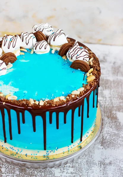 Kék krém torta tengeri stílusban, könnyű háttérrel, csokoládéval — Stock Fotó