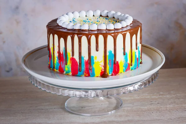 Pastel de cumpleaños brillante con chocolate sobre un fondo claro con globos — Foto de Stock