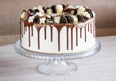 Açık arkaplanda çikolatalı tatil pastası.