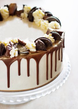 Açık arkaplanda çikolatalı tatil pastası.