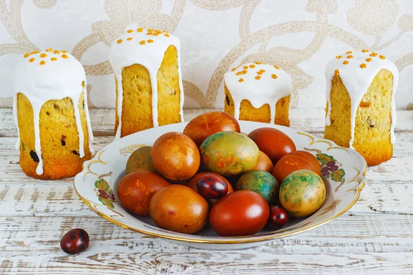 Easter composition with orthodox sweet bread, kulich and eggs on light background. Easter holidays breakfast concept — Stock Photo, Image