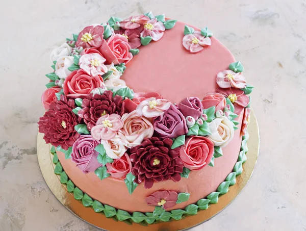 Bright festive cake with bright flowers made of cream, a wedding cake, for a woman. — Stockfoto
