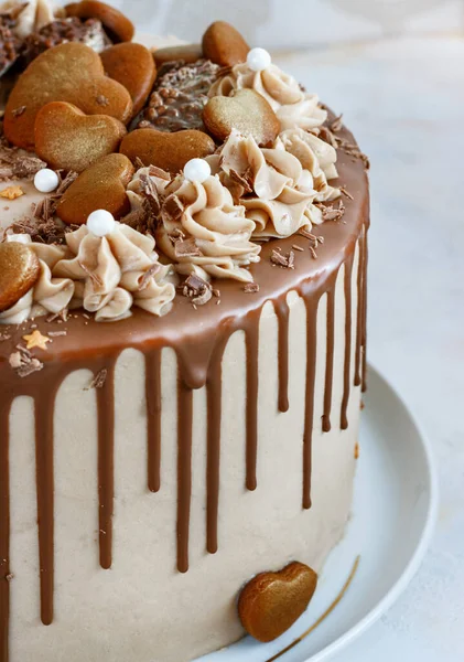 Çikolatalı kek ile Drizzled buzlanma Fudge ve bukleler ve gingerbread — Stok fotoğraf