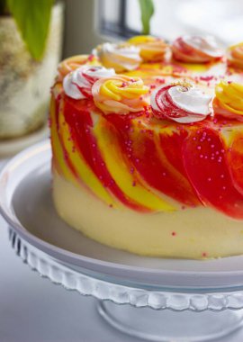 Pencere kenarında güller olan parlak bir pasta.