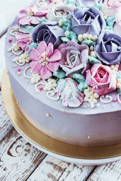 Gateau D Anniversaire Avec Des Fleurs Rose Sur Fond Blanc Contexte Perle Stock Photo Gateau D Anniversaire Avec Des Fleurs Rose Sur Fond Blanc Contexte Perle Stock Photo