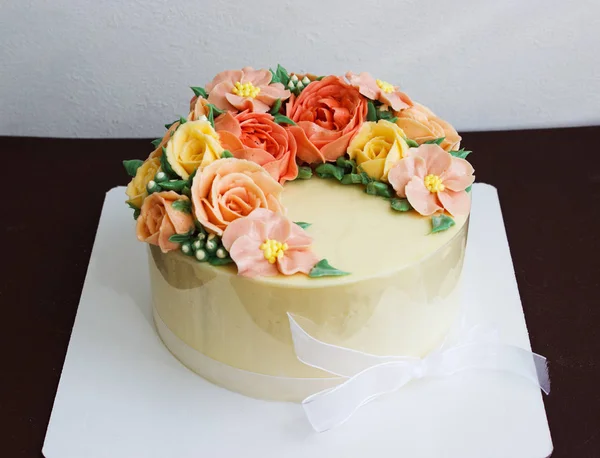 Gateau D Anniversaire Avec Des Fleurs Rose Sur Fond Blanc Creme Decoration Stock Photo Gateau D Anniversaire Avec Des Fleurs Rose Sur Fond Blanc Creme Decoration Stock Photo