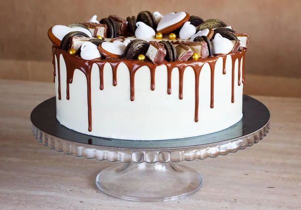 Homme Elegant Gateau Au Chocolat Avec Glacage Au Caramel Et Boucles Reflexion L Indulgence Stock Photo Homme Elegant Gateau Au Chocolat Avec Glacage Au Caramel Et Boucles Reflexion L Indulgence Stock Photo