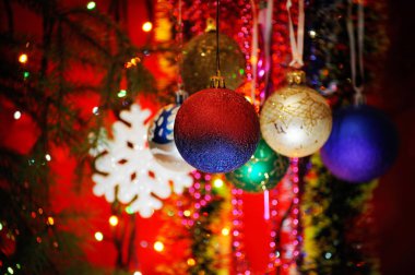 Işıklara karşı Noel dekorasyonları .