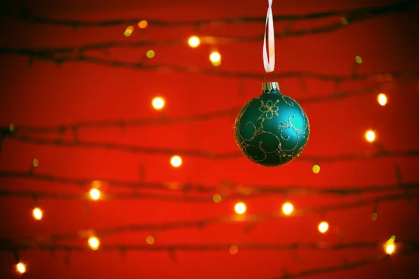 Decoraciones de Navidad contra las luces de fondo . —  Fotos de Stock