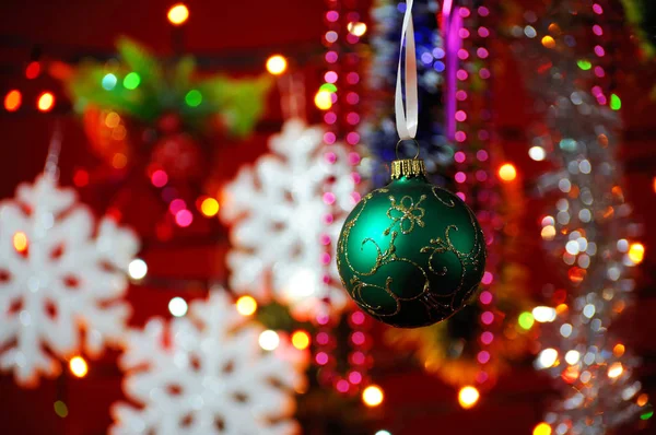 Kerst decoraties tegen verlichting achtergrond . — Stockfoto