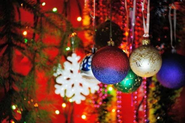 Kerst decoraties tegen verlichting achtergrond . — Stockfoto