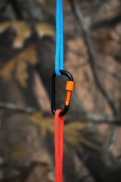 Carabiner pentru alpinism . — Fotografie, imagine de stoc